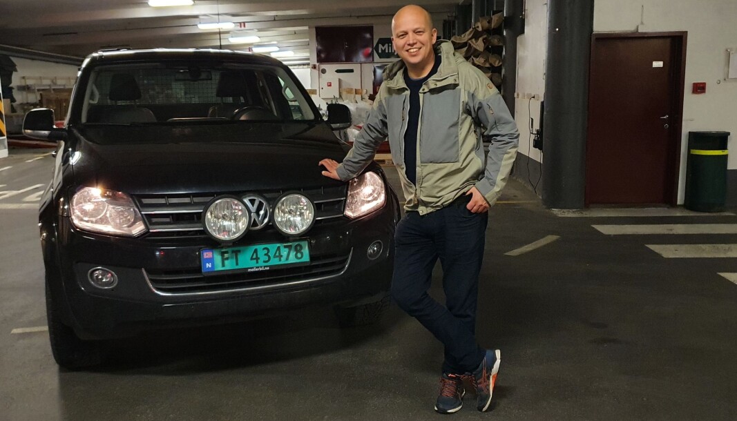 PARKERT I STORTINGSGARASJEN: Som statsrådene kjører Senterpartiets leder sort bil, men den tyske pickupen skiller seg ellers merkbart fra offisielle kjøretøy. Trygve Slagsvold Vedum er synlig stolt av sin VW Amarok. PARKERT I STORTINGSGARASJEN: Som statsrådene kjører Senterpartiets leder sort bil, men den tyske pickupen skiller seg ellers merkbart fra offisielle kjøretøy. Trygve Slagsvold Vedum er synlig stolt av sin VW Amarok.