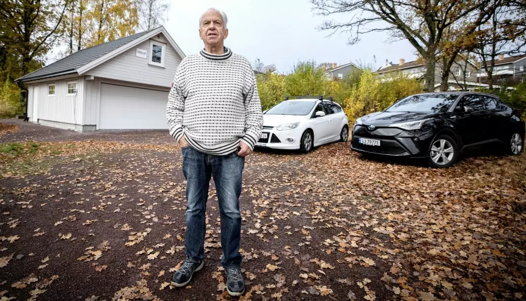 MÅTTE BETALE: Tor Håve måtte punge ut omregistreringsavgift for Toyotaen til høyre da han skulle omregistrere Forden til venstre.