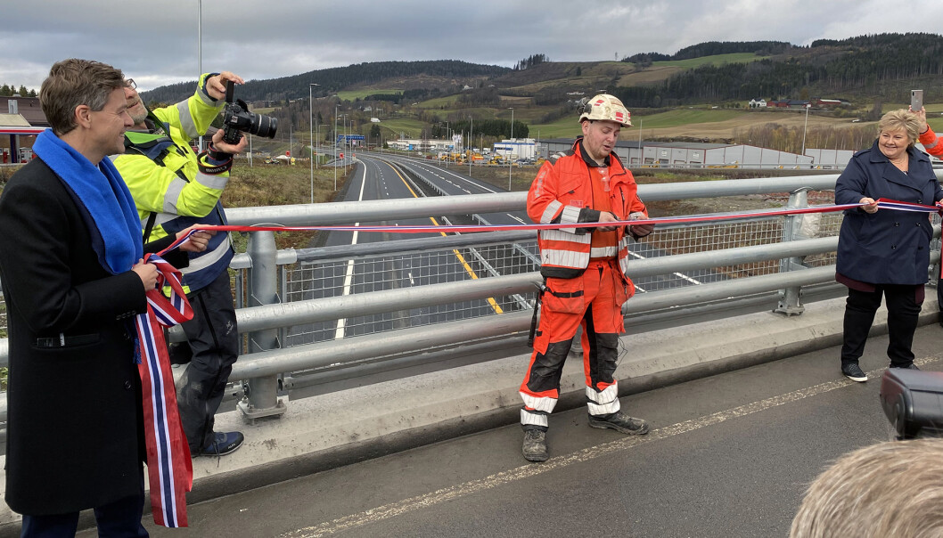 KLIPPE, KLIPPE: Veidekke-lærling Håkon Harkestad fikk æren av å klippe snora da E6 mellom Brumunddal og Moelv ble åpnet mandag. KLIPPE, KLIPPE: Veidekke-lærling Håkon Harkestad fikk æren av å klippe snora da E6 mellom Brumunddal og Moelv ble åpnet mandag.