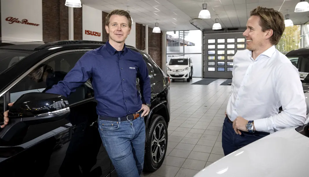 SELGER KINA-SUV: Salgssjef Simen Wøien Christensen (t.v.), her sammen med Vegard Halden ved RSA i Drammen. SELGER KINA-SUV: Salgssjef Simen Wøien Christensen (t.v.), her sammen med Vegard Halden ved RSA i Drammen.