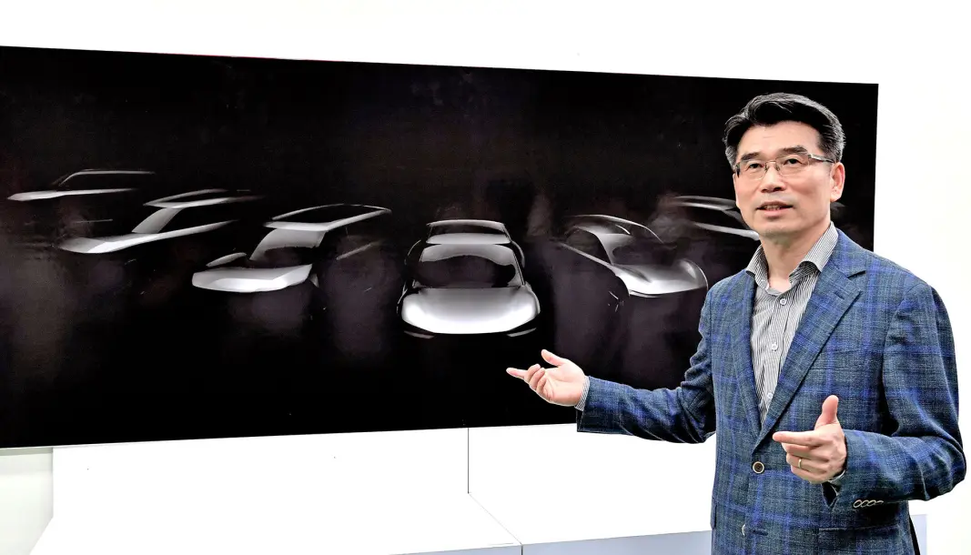 STORE PLANER: Den nye Kia-sjefen Ho Sung Song foran noen av de nye modellidéene. STORE PLANER: Den nye Kia-sjefen Ho Sung Song foran noen av de nye modellidéene.