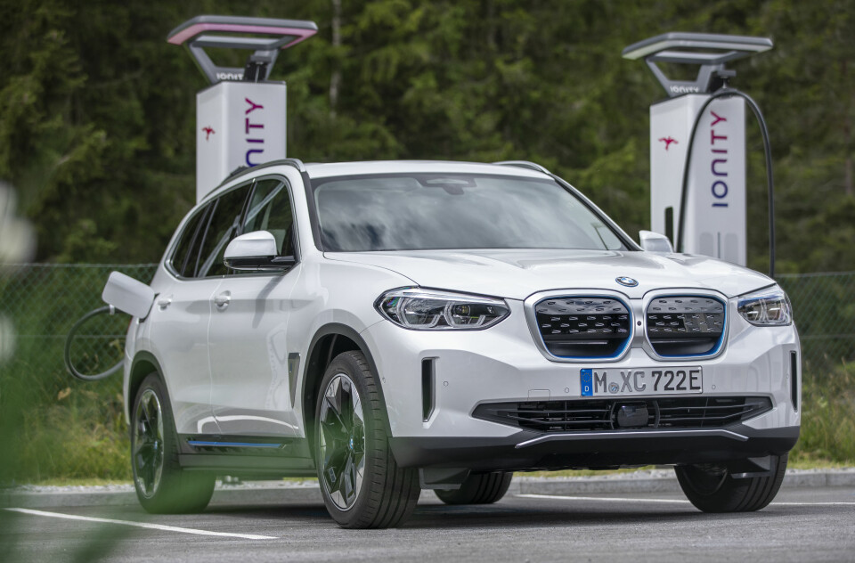 LYNLADING: BMW er en av eierne i det europeiske Ionity-nettverket. iX3 kan lade med opptil150 kW effekt. Foto: FABIAN KIRCHBAUER