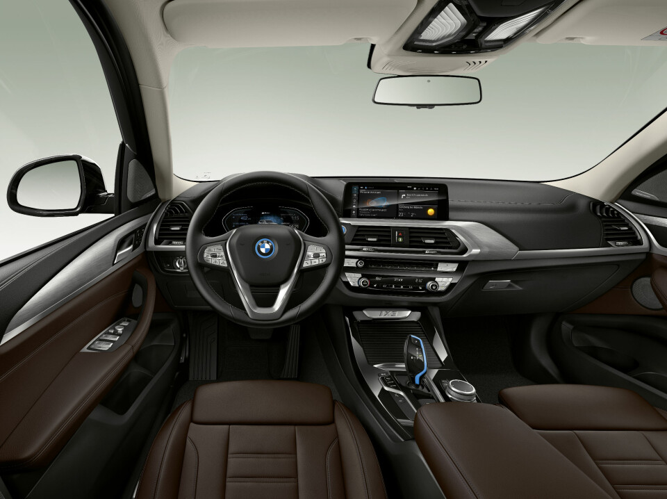 TYPISK BMW: Interiøret i iX3 skiller seg ikke mer fra øvrige X3-modeller enn eksteriøret gjør. Foto: FABIAN KIRCHBAUER