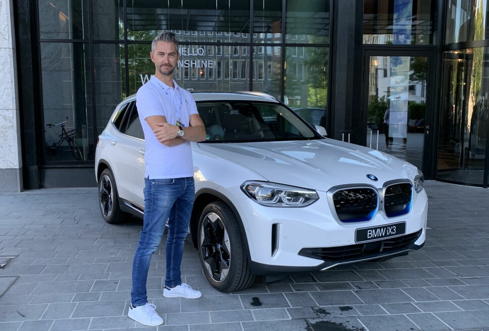 VEDLIKEHOLD: Marius Tegneby i BMW mener bileierne må bli flinkere på vedlikehold. Her foran splitter nye BMW iX3