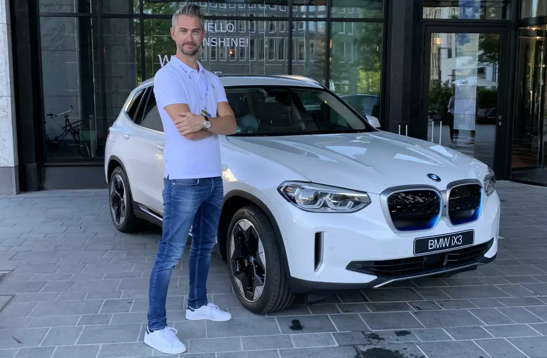 LANSERES: BMW iX3, her med informasjonsdirektør Marius Tegneby i BMW Group Norge, leveres til norske kunder fra første kvartal neste år.