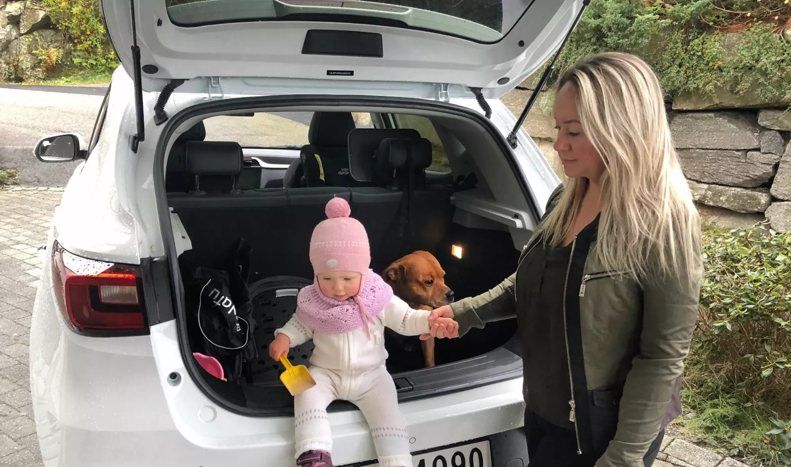 <strong>PLASS TIL ALLE: </strong>Charlotte Flygansvær og datteren Mille Sofie er blant de første i Norge som kjører elbil som er bygget i Kina.
