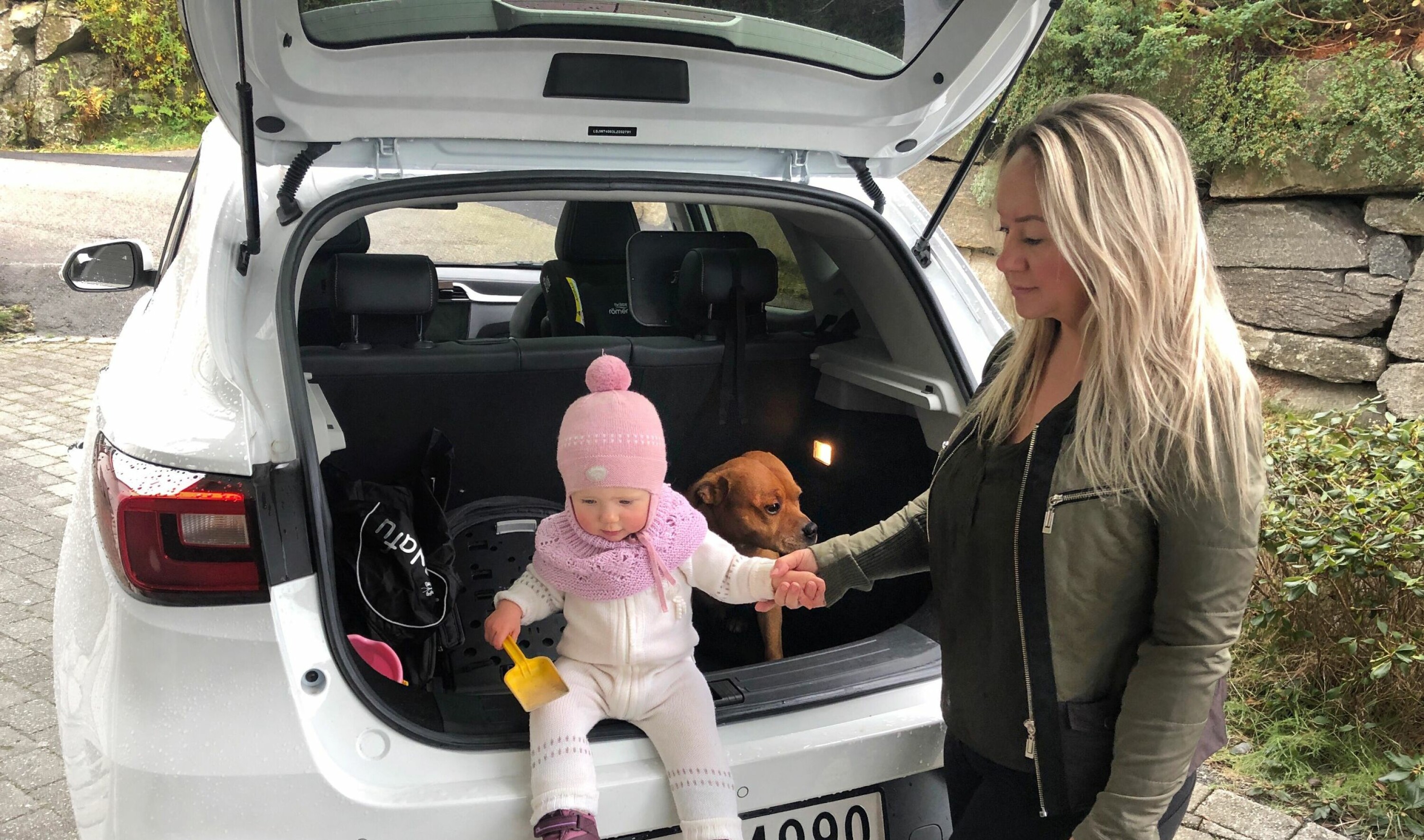 PLASS TIL ALLE: Charlotte Flygansvær og datteren Mille Sofie er blant de første i Norge som kjører elbil som er bygget i Kina.