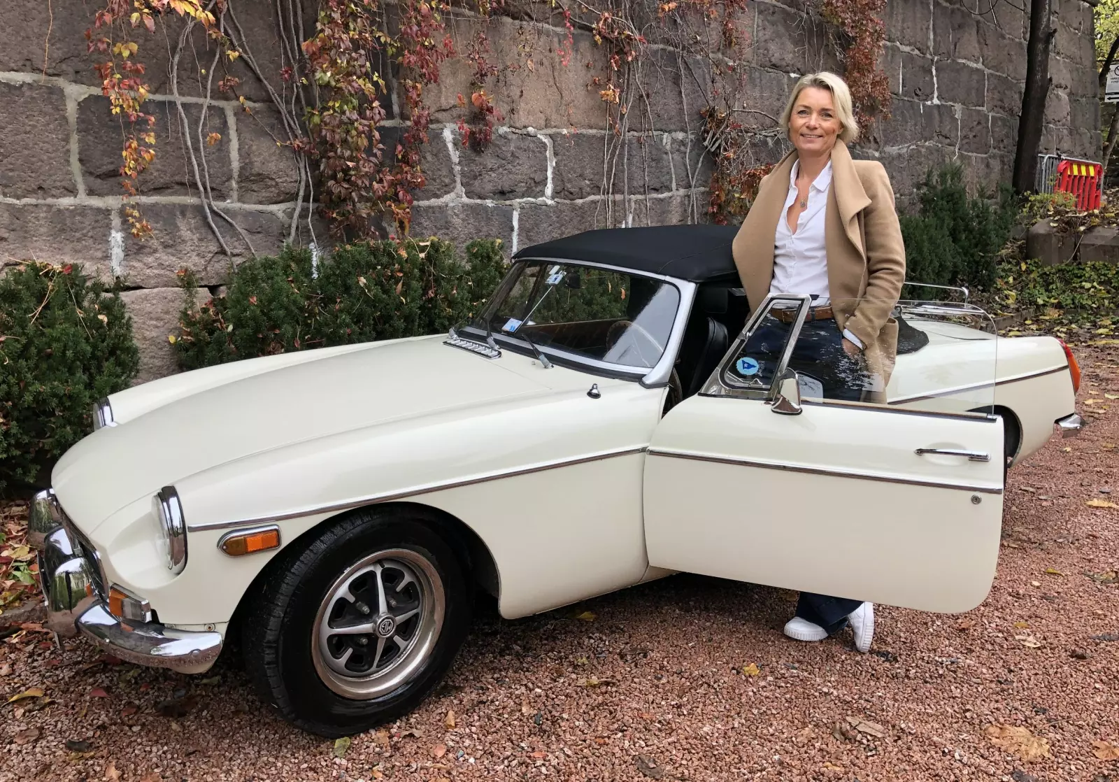 <strong>KLASSISK LYKKEPILLE: </strong>Vibeke Christiansen i Oslo valgte MG fordi hun liker gamle, engelske biler. Hun kjører en klassisk MG med stofftak, bagasjebrett og mye historie.