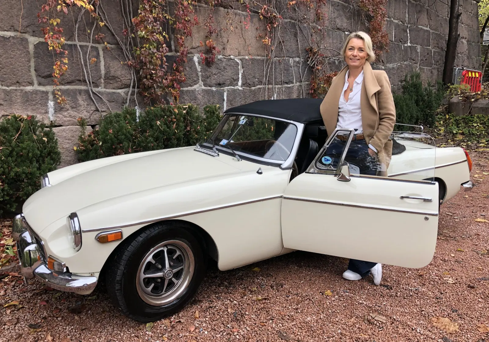 <strong>KLASSISK LYKKEPILLE: </strong>Vibeke Christiansen i Oslo valgte MG fordi hun liker gamle, engelske biler. Hun kjører en klassisk MG med stofftak, bagasjebrett og mye historie. <strong>KLASSISK LYKKEPILLE: </strong>Vibeke Christiansen i Oslo valgte MG fordi hun liker gamle, engelske biler. Hun kjører en klassisk MG med stofftak, bagasjebrett og mye historie.