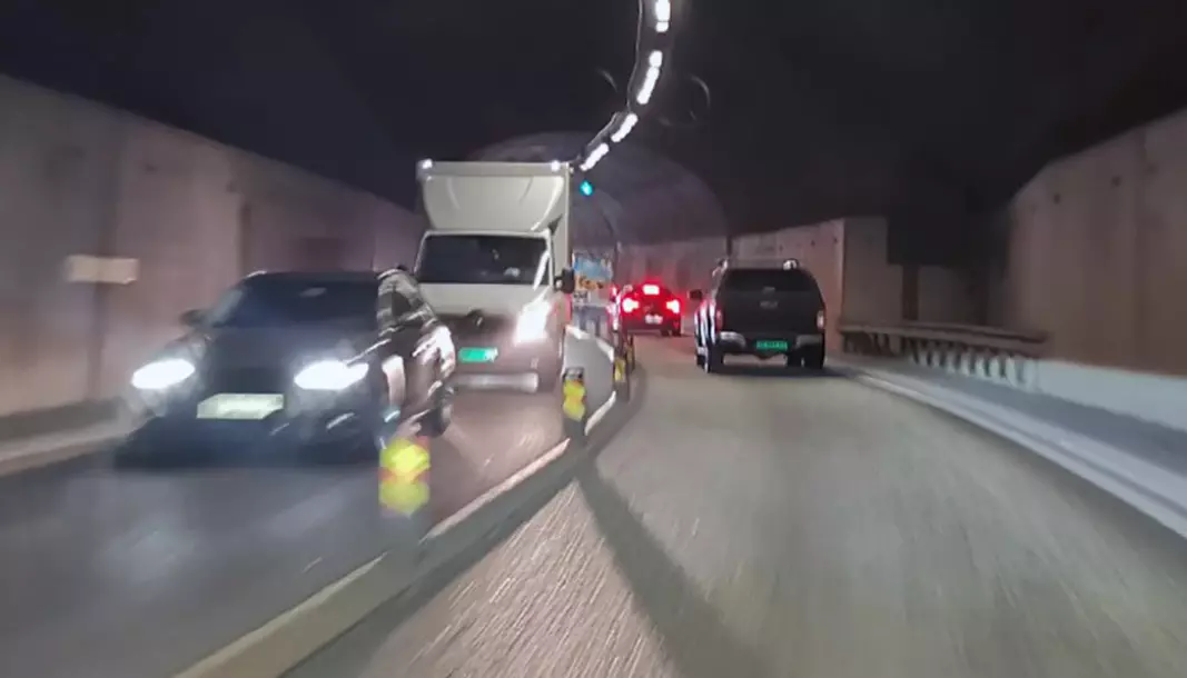 IRRITERER: Her er det opplyst, men i mørke tunneler kan slike biler uten baklys utgjøre en trafikkfare.