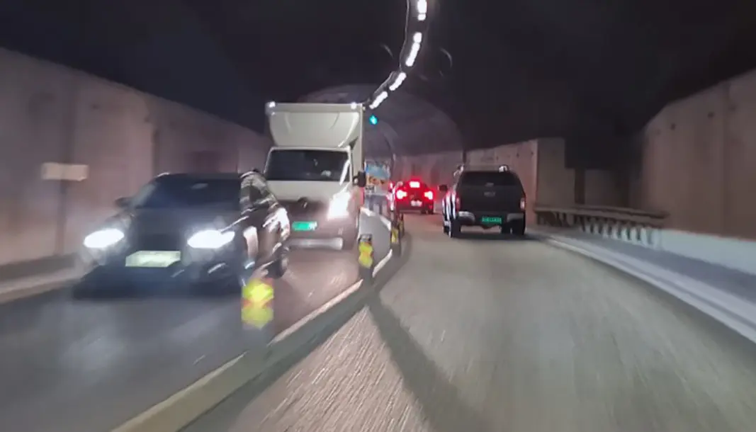 IRRITERER: Her er det opplyst, men i mørke tunneler kan slike biler uten baklys utgjøre en trafikkfare. IRRITERER: Her er det opplyst, men i mørke tunneler kan slike biler uten baklys utgjøre en trafikkfare.