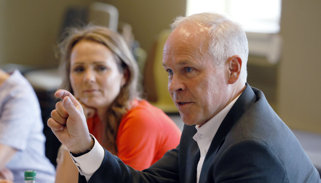 TRENGER BILINNTEKTER: Finansminister Jan Tore Sanner vurderer store endringer av elbilenes avgiftsfritak. TRENGER BILINNTEKTER: Finansminister Jan Tore Sanner vurderer store endringer av elbilenes avgiftsfritak.