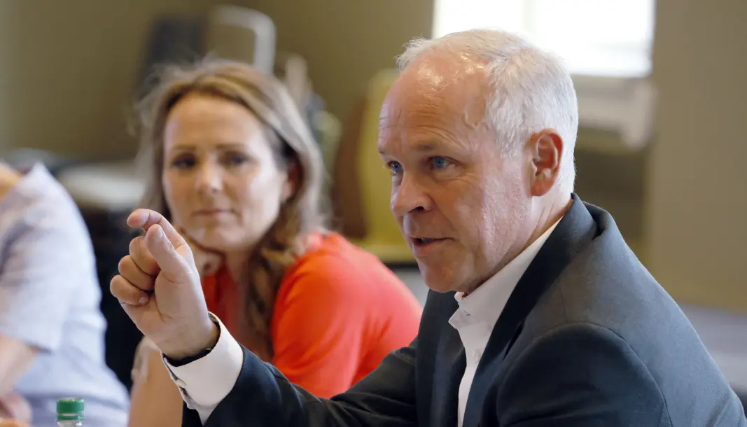 TRENGER BILINNTEKTER: Finansminister Jan Tore Sanner vurderer store endringer av elbilenes avgiftsfritak. TRENGER BILINNTEKTER: Finansminister Jan Tore Sanner vurderer store endringer av elbilenes avgiftsfritak.