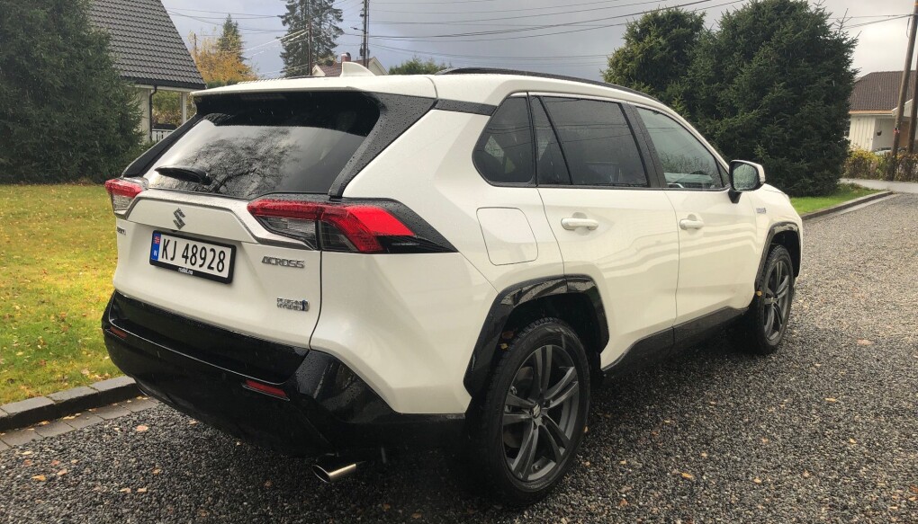 <span class=" font-weight-bold" data-lab-font_weight_desktop="font-weight-bold">MARGINALT: </span>Suzuki Across har reservehjul og 20 liter mindre bagasjerom enn opphavet, Toyota RAV4. Det er slik kundene ønsker på en så stor bil, mener Suzuki. <span class=" font-weight-bold" data-lab-font_weight_desktop="font-weight-bold">MARGINALT: </span>Suzuki Across har reservehjul og 20 liter mindre bagasjerom enn opphavet, Toyota RAV4. Det er slik kundene ønsker på en så stor bil, mener Suzuki.