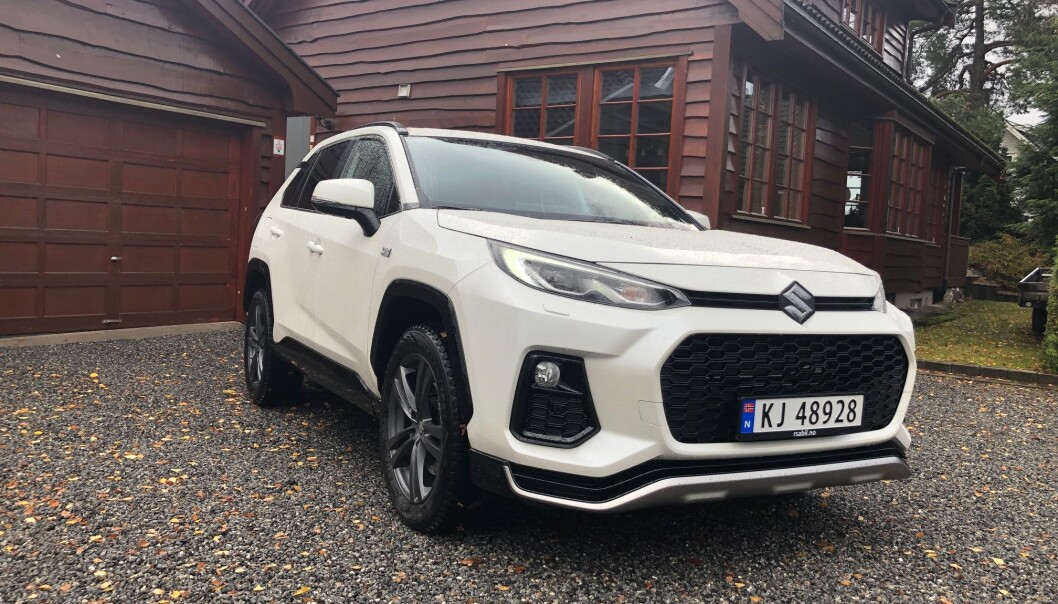 SUZUKI ACROSS: Avgiftshopp på 50.000 kroner fra 1. januar. SUZUKI ACROSS: Avgiftshopp på 50.000 kroner fra 1. januar.
