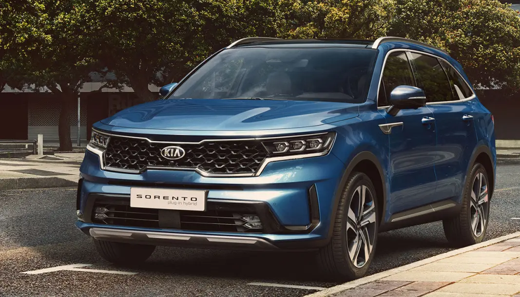 LADBAR: Fjerde generasjon Kia Sorento er en sjuseter som skal klare over 50 km på strøm. LADBAR: Fjerde generasjon Kia Sorento er en sjuseter som skal klare over 50 km på strøm.