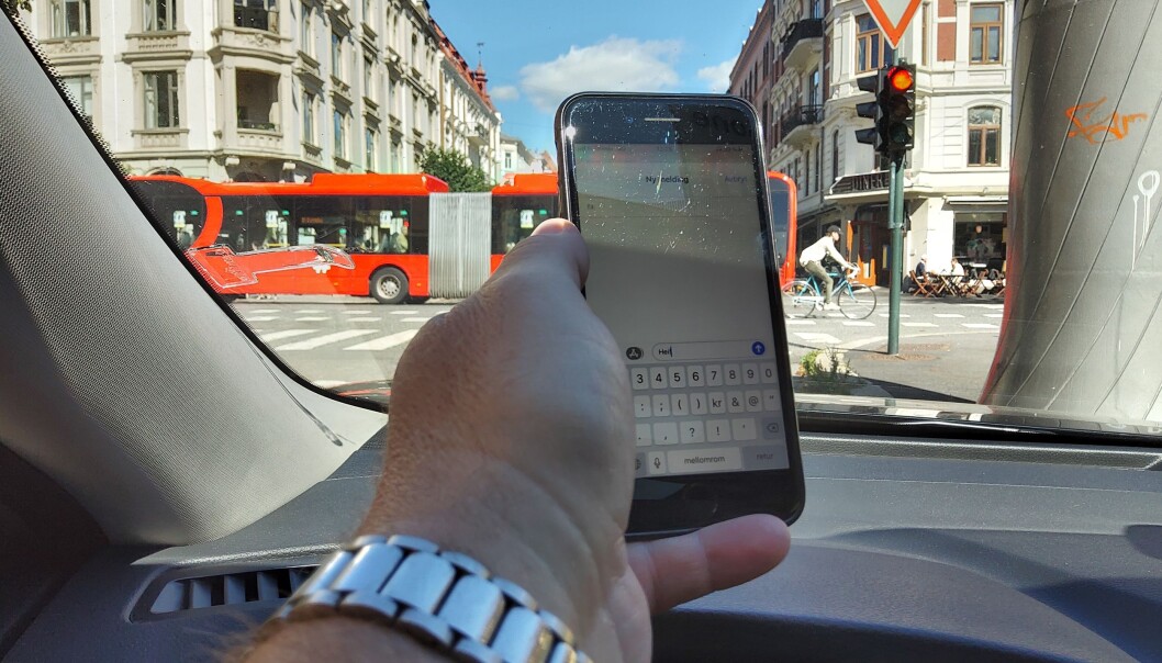 LOVLIG, ULOVLIG: Det er ikke lov å bruke mobilen når du står på rødt lys. Men i andre situasjoner er det lov. LOVLIG, ULOVLIG: Det er ikke lov å bruke mobilen når du står på rødt lys. Men i andre situasjoner er det lov.