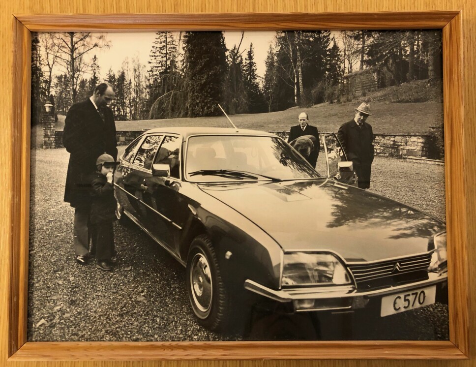 ORIGINALEN: Motor fant de forsvunne bildene av dåværende kronprins Harald og prins Haakon Magnus som i 1977 fikk overlevert bilnøklene til Citroën CX Prestige utenfor hjemmet på Skaugum.