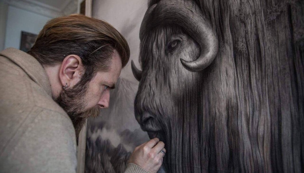 <span class="font-weight-bold" data-lab-font_weight_desktop="font-weight-bold">DJEVELEN I DETALJENE:</span> Sverre Malling bruker lang tid på å tegne detaljer i egen kunst, og verdsetter også finurlighetene ved egen bil, Citroën SM. <span class="font-weight-bold" data-lab-font_weight_desktop="font-weight-bold">DJEVELEN I DETALJENE:</span> Sverre Malling bruker lang tid på å tegne detaljer i egen kunst, og verdsetter også finurlighetene ved egen bil, Citroën SM.