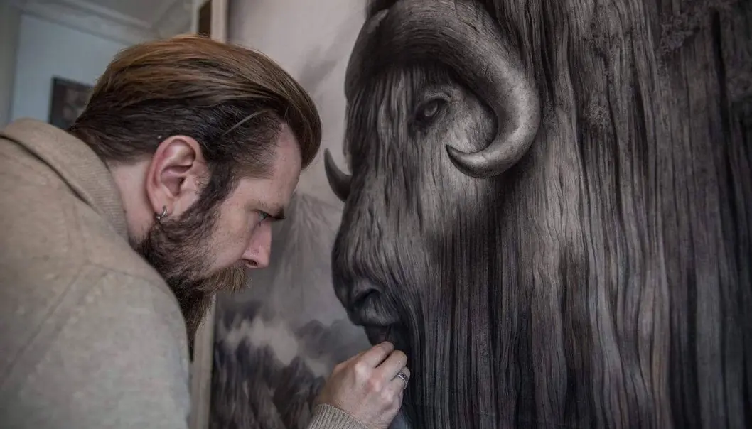 <span class="font-weight-bold" data-lab-font_weight_desktop="font-weight-bold">DJEVELEN I DETALJENE:</span> Sverre Malling bruker lang tid på å tegne detaljer i egen kunst, og verdsetter også finurlighetene ved egen bil, Citroën SM. <span class="font-weight-bold" data-lab-font_weight_desktop="font-weight-bold">DJEVELEN I DETALJENE:</span> Sverre Malling bruker lang tid på å tegne detaljer i egen kunst, og verdsetter også finurlighetene ved egen bil, Citroën SM.