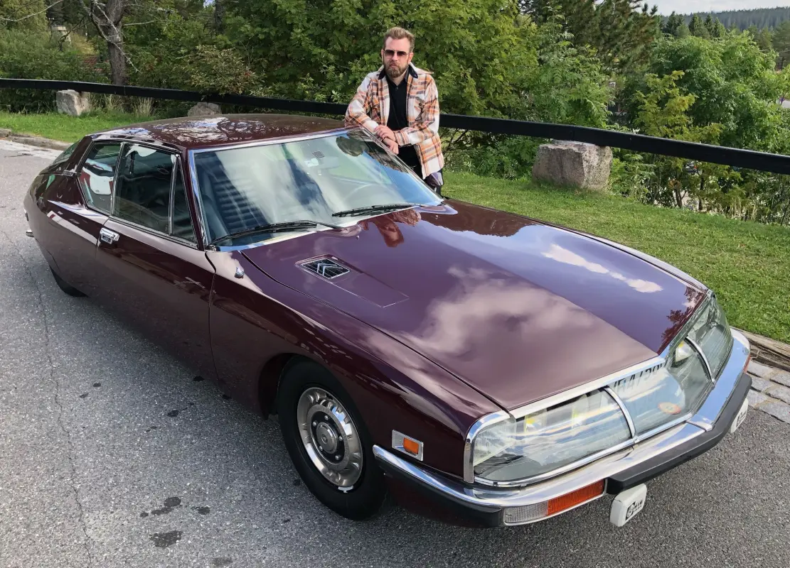<span class="font-weight-bold" data-lab-font_weight_desktop="font-weight-bold">SJELDEN FUGL:</span> Citroën SM ble bygget i rundt 12.500 eksemplarer fra 1970 til 1975 og kunstner Sverre Malling har nylig sikret seg et pent eksemplar av arten. <span class="font-weight-bold" data-lab-font_weight_desktop="font-weight-bold">SJELDEN FUGL:</span> Citroën SM ble bygget i rundt 12.500 eksemplarer fra 1970 til 1975 og kunstner Sverre Malling har nylig sikret seg et pent eksemplar av arten.