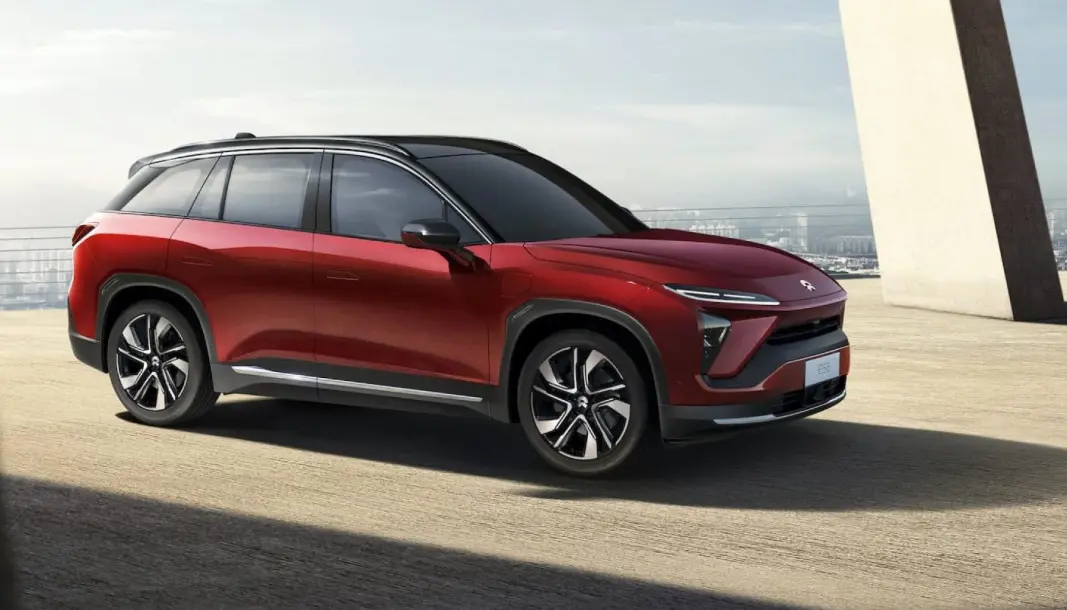ELBIL SELGES UTEN BATTERI: I Kina har Nio allerede et nettverk med over 150 batteribyttestasjoner. Kundene kjøper bilen, men leier batteriet (Her Nio ES8). ELBIL SELGES UTEN BATTERI: I Kina har Nio allerede et nettverk med over 150 batteribyttestasjoner. Kundene kjøper bilen, men leier batteriet (Her Nio ES8).