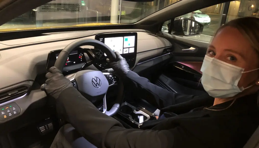 <span class=" font-weight-bold" data-lab-font_weight_desktop="font-weight-bold">FORNØYD: </span>Volkswagens kommunikasjonssjef Anita Svanes smiler bak munnbindet og rattet på en ID.4, som leveres ut til kundene i disse dager. Den mindre ID.3 har forhåpentligvis tatt støyten med barnesykdommene. <span class=" font-weight-bold" data-lab-font_weight_desktop="font-weight-bold">FORNØYD: </span>Volkswagens kommunikasjonssjef Anita Svanes smiler bak munnbindet og rattet på en ID.4, som leveres ut til kundene i disse dager. Den mindre ID.3 har forhåpentligvis tatt støyten med barnesykdommene.