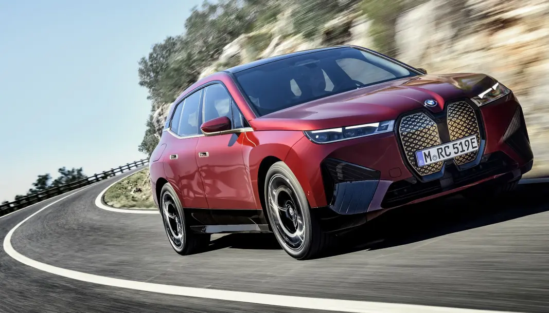 RETNINGSENDRING: Stilmessig representerer BMWs nye helelektriske SUV iX et klart brudd med dagens modeller. RETNINGSENDRING: Stilmessig representerer BMWs nye helelektriske SUV iX et klart brudd med dagens modeller.