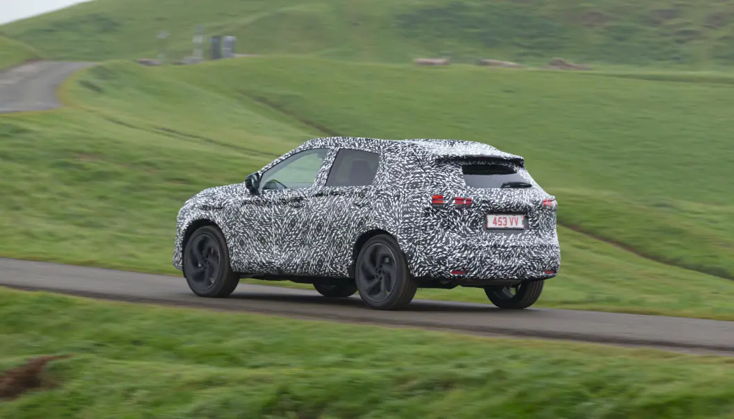 <span class=" font-weight-bold" data-lab-font_weight_desktop="font-weight-bold">LIKE STOR: </span>Nye Qashqai er bare millimetere større enn nåværende generasjon. Nissan mener størrelsen er det perfekte kompromiss av smidig bybil og stor nok familiebil. <span class=" font-weight-bold" data-lab-font_weight_desktop="font-weight-bold">LIKE STOR: </span>Nye Qashqai er bare millimetere større enn nåværende generasjon. Nissan mener størrelsen er det perfekte kompromiss av smidig bybil og stor nok familiebil.