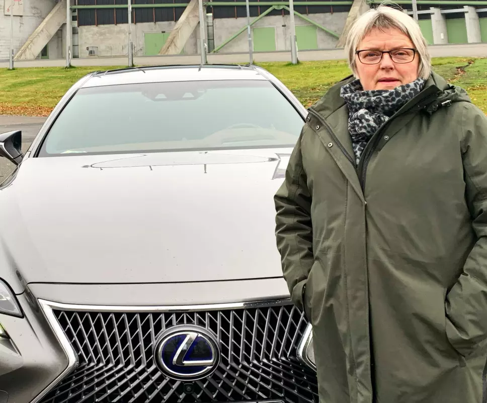 RETT PÅ SAK: Ingrid Rusten og mannen Stein Tronsmoen (som her tar bildet) er så fornøyd med Lexus at den syvende modellen fra det japanske merket ble toppmodellen LS500h.
