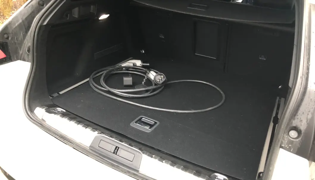 <span class=" font-weight-bold" data-lab-font_weight_desktop="font-weight-bold">ROMSLIG:</span> Bagasjerommet har i følge Peugeot sine 530 liter i behold. Men det er lite plass til ladekabler, i den grad du trenger å ha med dem rundt. <span class=" font-weight-bold" data-lab-font_weight_desktop="font-weight-bold">ROMSLIG:</span> Bagasjerommet har i følge Peugeot sine 530 liter i behold. Men det er lite plass til ladekabler, i den grad du trenger å ha med dem rundt.