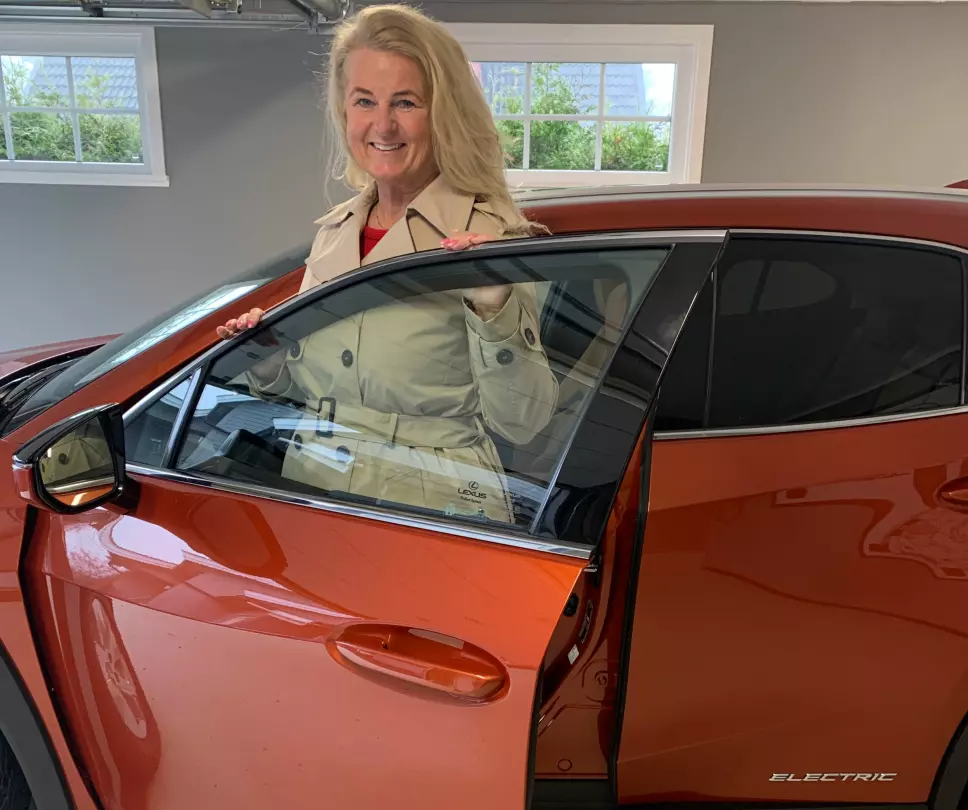 ORANSJE DAGER: Hilde Karin Kløvfjell synes kombinasjonen av Lexus’ kvalitet og den lovede rekkevidden på litt over 30 mil er riktig kombinasjon for hennes reisebehov.