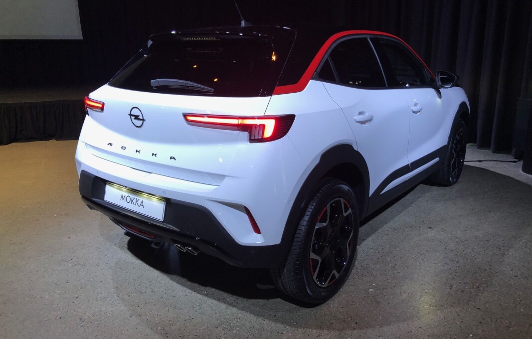 <span class=" font-weight-bold" data-lab-font_weight_desktop="font-weight-bold">OPEL-DESIGN: </span>Bakfra kjenner vi igjen en Opel på baklysene. Dette er GS line Pack med den karakteristiske røde taklinjen. <span class=" font-weight-bold" data-lab-font_weight_desktop="font-weight-bold">OPEL-DESIGN: </span>Bakfra kjenner vi igjen en Opel på baklysene. Dette er GS line Pack med den karakteristiske røde taklinjen.