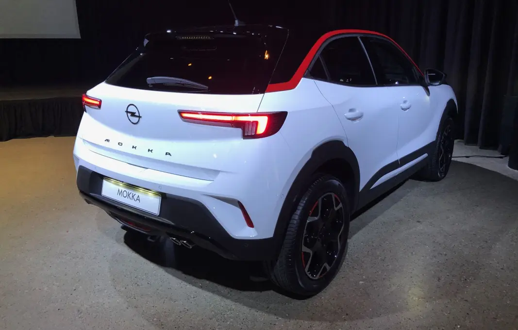 <span class=" font-weight-bold" data-lab-font_weight_desktop="font-weight-bold">OPEL-DESIGN: </span>Bakfra kjenner vi igjen en Opel på baklysene. Dette er GS line Pack med den karakteristiske røde taklinjen. <span class=" font-weight-bold" data-lab-font_weight_desktop="font-weight-bold">OPEL-DESIGN: </span>Bakfra kjenner vi igjen en Opel på baklysene. Dette er GS line Pack med den karakteristiske røde taklinjen.