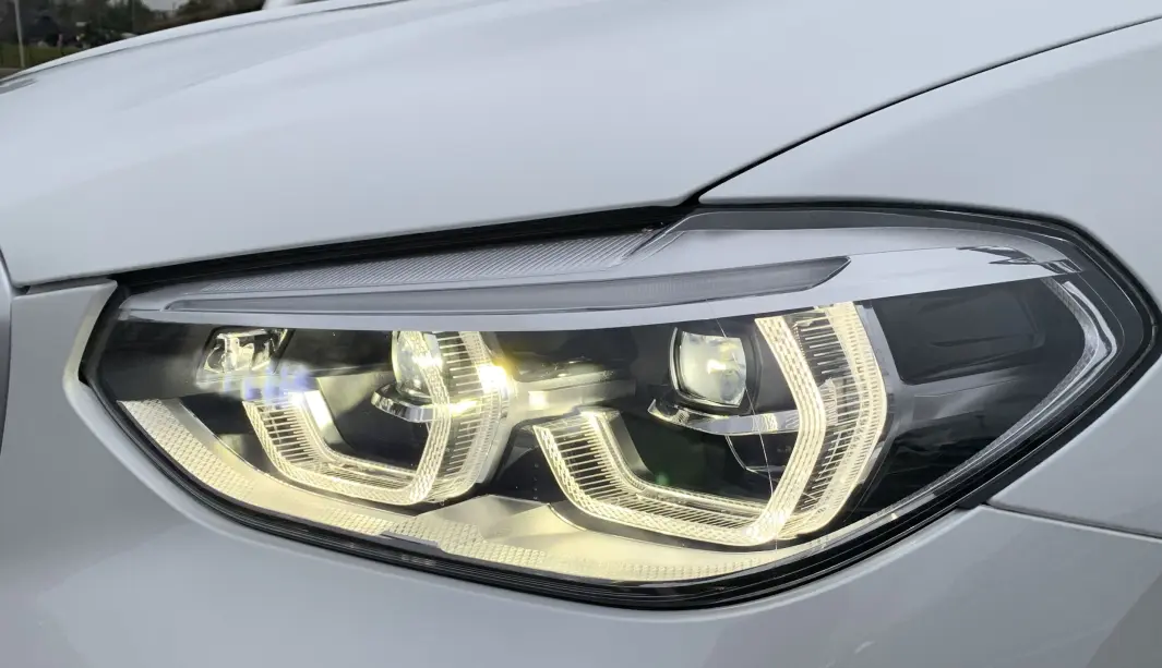 <span class=" font-weight-bold" data-lab-font_weight_desktop="font-weight-bold">BRA LYS, MEN: </span>Den nye elbilen fra BMW, iX3, ser sånn ut i fronten. Lysene er sikkert svært gode, men heller ikke her er det noen form for vaske- eller spylermekanisme. <span class=" font-weight-bold" data-lab-font_weight_desktop="font-weight-bold">BRA LYS, MEN: </span>Den nye elbilen fra BMW, iX3, ser sånn ut i fronten. Lysene er sikkert svært gode, men heller ikke her er det noen form for vaske- eller spylermekanisme.