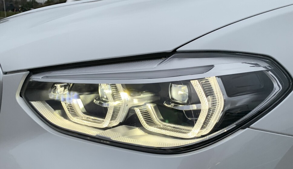 BRA LYS, MEN: Den nye elbilen fra BMW, iX3, ser sånn ut i fronten. Lysene er sikkert svært gode, men heller ikke her er det noen form for vaske- eller spylermekanisme.
