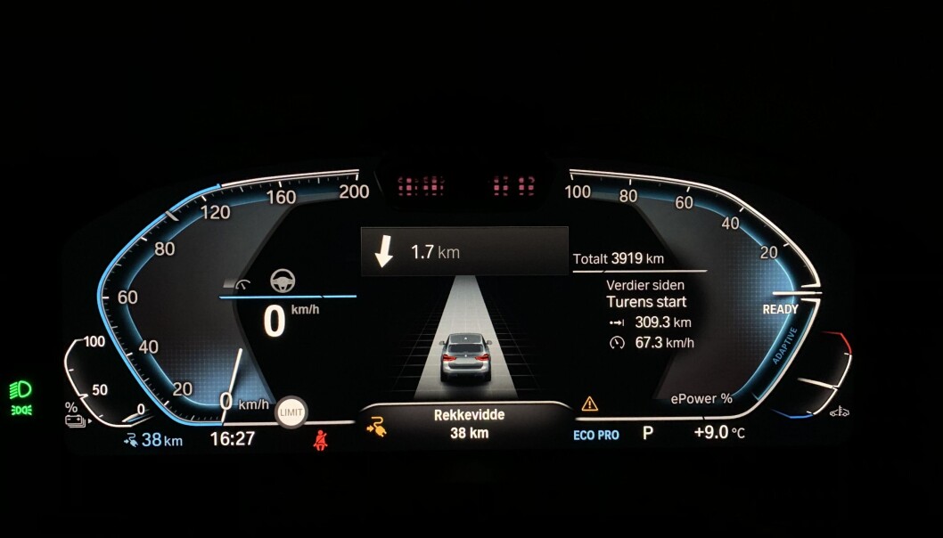 <span class=" font-weight-bold" data-lab-font_weight_desktop="font-weight-bold">SKJERMEN VED ANKOMST:</span> Vi kunne ha kjørt opp mot 35 mil, uten å ha kjørt spesielt økonomisk og under lite optimale forhold. Snitthastighet på turen: 67,3 km/t. <span class=" font-weight-bold" data-lab-font_weight_desktop="font-weight-bold">SKJERMEN VED ANKOMST:</span> Vi kunne ha kjørt opp mot 35 mil, uten å ha kjørt spesielt økonomisk og under lite optimale forhold. Snitthastighet på turen: 67,3 km/t.