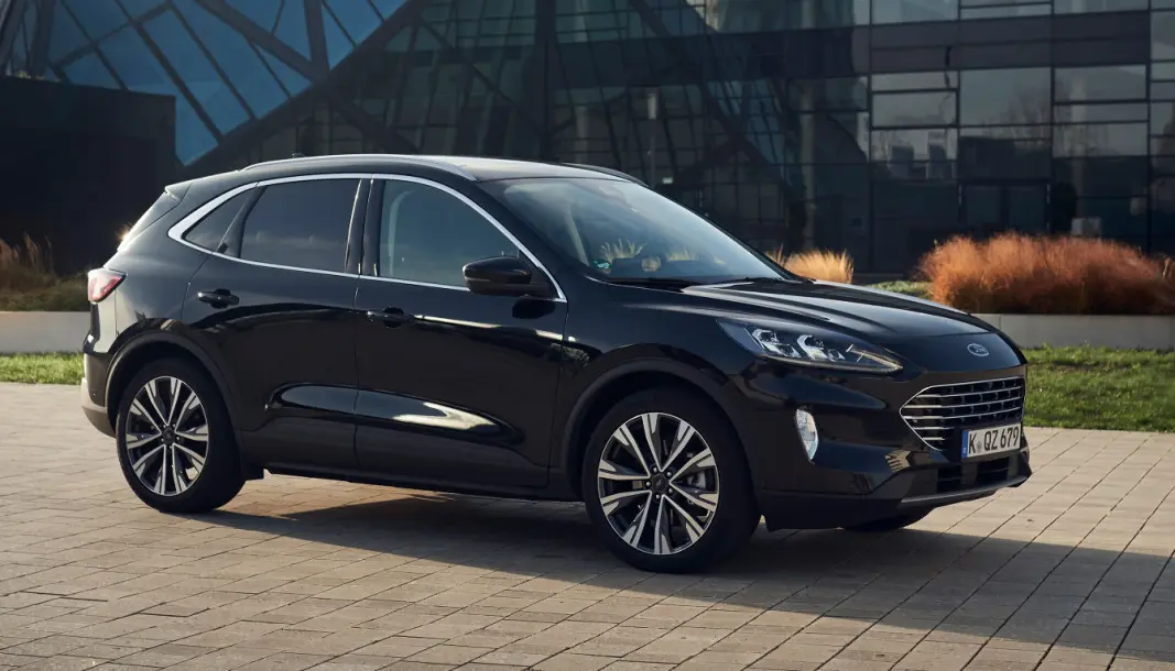 MED FIREHJULSDRIFT: Ford Kuga som fullhybrid - bensinmotor, elmotor og et batteri som muliggjør litt kjøring på strøm. MED FIREHJULSDRIFT: Ford Kuga som fullhybrid - bensinmotor, elmotor og et batteri som muliggjør litt kjøring på strøm.