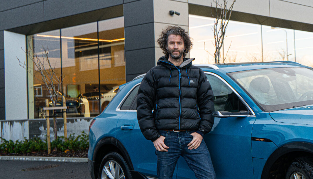 VANT RETTSSAK: Eirik Skjærseth har nå kjøpt seg en Audi e-tron, men ikke hos Hellestø Bilpaviljongen (i bakgrunnen). VANT RETTSSAK: Eirik Skjærseth har nå kjøpt seg en Audi e-tron, men ikke hos Hellestø Bilpaviljongen (i bakgrunnen).