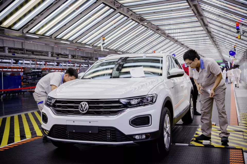 PRODUSERES I KINA:Bildet viser VW-FAW-fabrikken i Foshan i Kina. Foto: VOLKSWAGEN