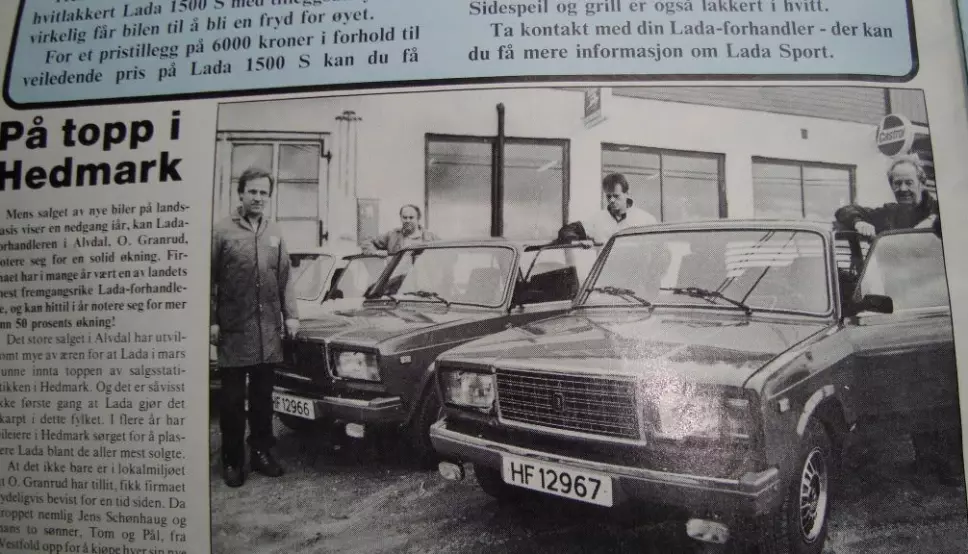 HEDMARKENS BILKONGE: Lada-superselger Helge Granrud (til venstre) da han og kollegaene gjorde Lada til Hedmarks mest solgte bilmerke. En krøllete avis er alt bildebevis Granrud har igjen.