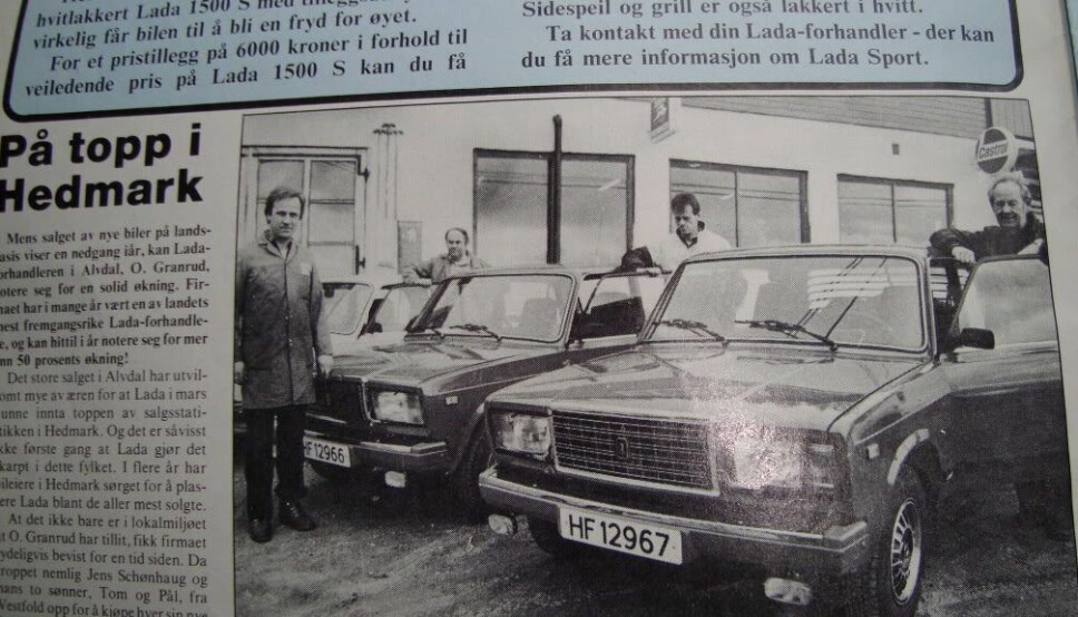 HEDMARKENS BILKONGE: Lada-superselger Helge Granrud (til venstre) da han og kollegaene gjorde Lada til Hedmarks mest solgte bilmerke. En krøllete avis er alt bildebevis Granrud har igjen.