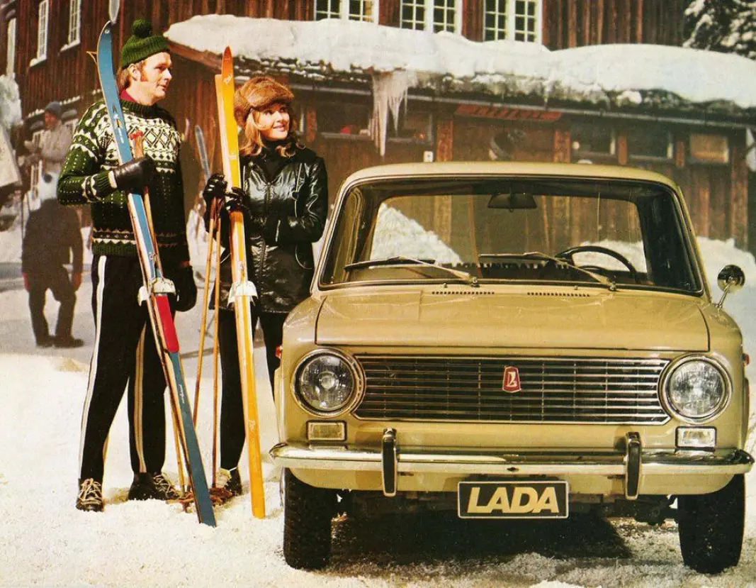 <span class="font-weight-bold" data-lab-font_weight_desktop="font-weight-bold">RUSSERSLEDE: </span>Den russiske «folkevognen» Lada ble en stor suksess i Norge på 1970- og 80-tallet, og det var ikke kun på grunn av de få som hadde medlemskap i Norges kommunistiske parti. <span class="font-weight-bold" data-lab-font_weight_desktop="font-weight-bold">RUSSERSLEDE: </span>Den russiske «folkevognen» Lada ble en stor suksess i Norge på 1970- og 80-tallet, og det var ikke kun på grunn av de få som hadde medlemskap i Norges kommunistiske parti.