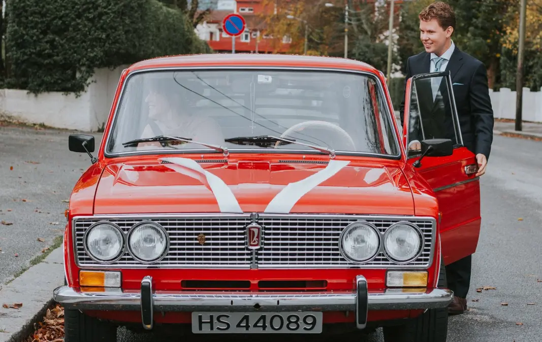 RØD SONE: I oktober 2020 giftet Thomas Steinsletten seg med Abigail-Joy Bowen. Paret valgte hans Lada som bryllupsbil. RØD SONE: I oktober 2020 giftet Thomas Steinsletten seg med Abigail-Joy Bowen. Paret valgte hans Lada som bryllupsbil.