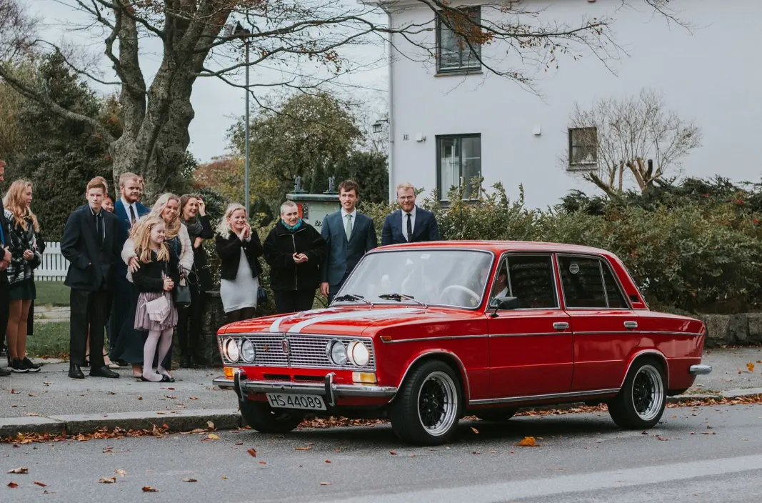 <span class="font-weight-bold" data-lab-font_weight_desktop="font-weight-bold">STASBIL: </span>Mens noen velger en gammel yankee-bil som bryllupsvogn, var Steinsletten sikker på at Lada ville gjøre susen. Paret ble da også gift. <span class="font-weight-bold" data-lab-font_weight_desktop="font-weight-bold">STASBIL: </span>Mens noen velger en gammel yankee-bil som bryllupsvogn, var Steinsletten sikker på at Lada ville gjøre susen. Paret ble da også gift.