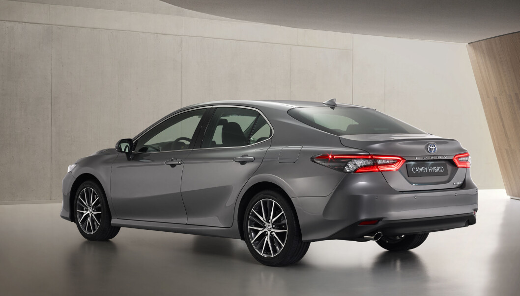 <span class=" font-weight-bold" data-lab-font_weight_desktop="font-weight-bold">ELEGANT: </span>Bakfra er det bare litt mørkere lykteglass som utgjør forskjellen på nye og «gamle» Camry. Elegansen er den samme. <span class=" font-weight-bold" data-lab-font_weight_desktop="font-weight-bold">ELEGANT: </span>Bakfra er det bare litt mørkere lykteglass som utgjør forskjellen på nye og «gamle» Camry. Elegansen er den samme.