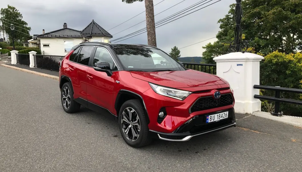 <span class=" font-weight-bold" data-lab-font_weight_desktop="font-weight-bold">SUKSESS: </span>Toyota RAV4 er Norges nest mest solgte bil, og den klart beste ikke-elektriske, selv om ladehybriden på bildet går nærmere 10 mil på strøm nå i sommervarmen. Toyota er også totalt sett det mest solgte merke. <span class=" font-weight-bold" data-lab-font_weight_desktop="font-weight-bold">SUKSESS: </span>Toyota RAV4 er Norges nest mest solgte bil, og den klart beste ikke-elektriske, selv om ladehybriden på bildet går nærmere 10 mil på strøm nå i sommervarmen. Toyota er også totalt sett det mest solgte merke.