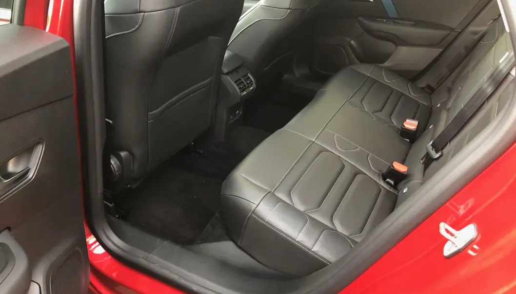 <span class=" font-weight-bold" data-lab-font_weight_desktop="font-weight-bold">OK PLASS: </span>Baksetet fungerer bra for to, men detaljer og løsninger viser at dette er en bil som er bygd for forbrenningsmotor. <span class=" font-weight-bold" data-lab-font_weight_desktop="font-weight-bold">OK PLASS: </span>Baksetet fungerer bra for to, men detaljer og løsninger viser at dette er en bil som er bygd for forbrenningsmotor.