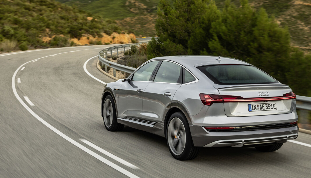 OPPGRADERES: Audi e-tron, her i en Florett Silver-farget 55 Sportback-versjon, får øket ladekapasitet. OPPGRADERES: Audi e-tron, her i en Florett Silver-farget 55 Sportback-versjon, får øket ladekapasitet.