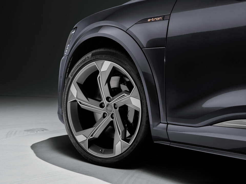 FORBEDRES: Audi e-tron får økt ladekapasitet, nytt ratt og mulighet for større felger. Foto: AUDI AG